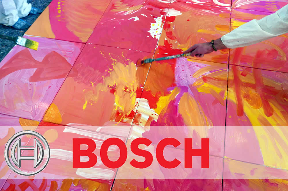 Team gestaltet farbenfrohes Firmenkunstwerk bei Workshop in Stuttgart