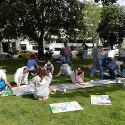 Teambuilding Workshop Berlin mit Farben, Leinwand und Teamarbeit