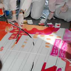 Mitarbeitende malen zusammen bei einem kreativen Teamevent in Berlin