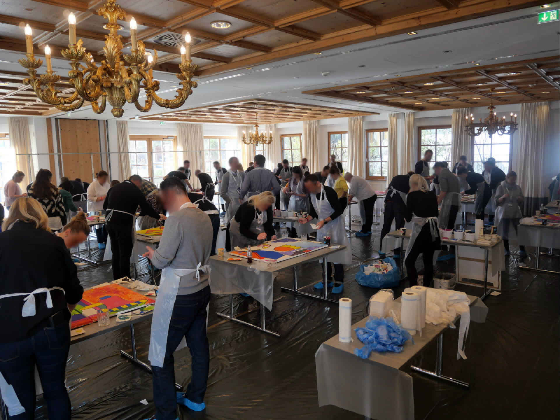 Kreative Weihnachtsfeier für Unternehmen mit gemeinsamer Kunstaktion
