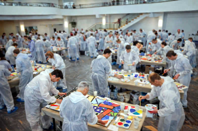 Großes Teambuilding-Event mit über 100 Teilnehmenden – gemeinsames Malen mit FIRMEN MALEN