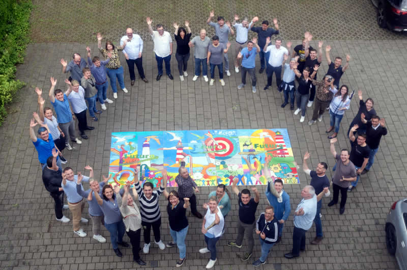 Team beim kreativen Teambuilding mit Kunst – Vergleich mit klassischen Teamevent-Formaten wie Kochkurs oder Escape Room