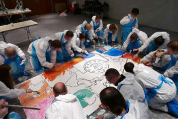 Im kreativen teamevent gestalten die Mitglieder ein Gesamtkunstwerk